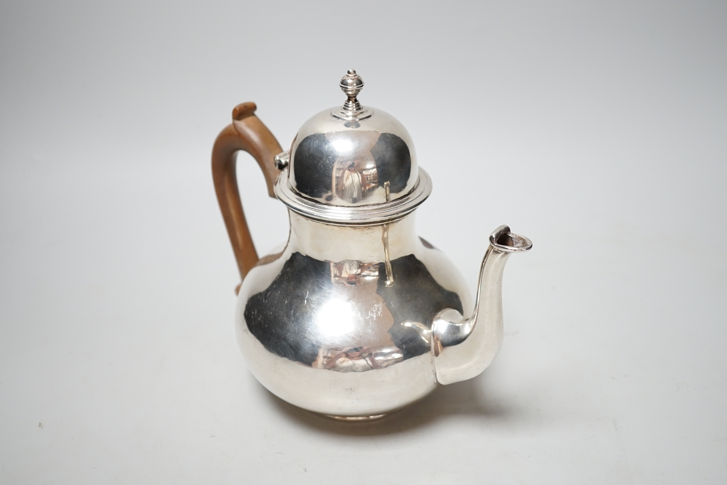 A George V Queen Anne style silver coffee pot, Searle & Co, London, 1933, gross weight 18.2oz.